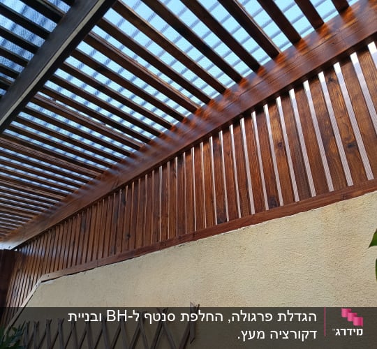 פרגולה מעץ עם קורות עץ חומות